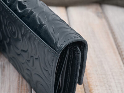 Granatowy, średni portfel damski skórzany z wzorem w tłoczone kwiaty RFID - obrazek 8