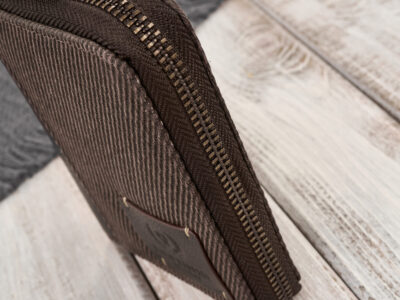 Pionowy, ciemnobrązowy portfel męski zapinany na zamek błyskawiczny, z canvasu i skóry - obrazek 10