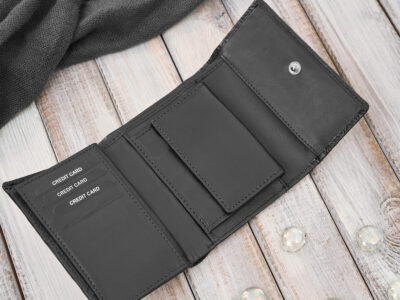 Czarny, średni portfel damski skórzany z wzorem w tłoczone kwiaty RFID - obrazek 3