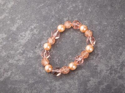 Preciosa Rosé Shine – kobieca bransoletka łososiowa z perłami, kryształami i kamykami crackle - obrazek 3