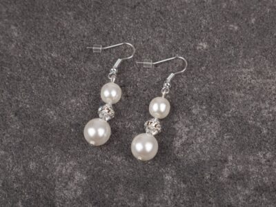 Kolczyki damskie wiszące z białymi perłami i błyszczącym krążkiem Classic White - obrazek 3