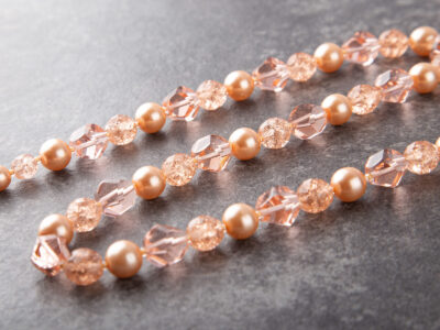 Preciosa Rosé Shine – kobiecy naszyjnik łososiowy z perłami, kryształami i kamykami crackle - obrazek 2