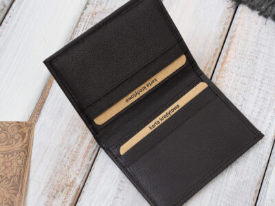 Malutki mini-portfel męski skórzany z miejscem tylko na karty i banknoty, ciemnobrązowy - obrazek 3