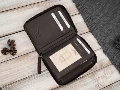 Pionowy, ciemnobrązowy portfel męski zapinany na zamek błyskawiczny, z canvasu i skóry - obrazek 6