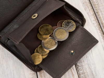 Pionowy, ciemnobrązowy portfel męski zapinany na zamek błyskawiczny, z canvasu i skóry - obrazek 8