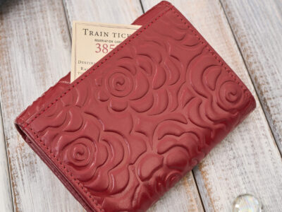 Czerwony, średni portfel damski skórzany z wzorem w tłoczone kwiaty RFID - obrazek 3