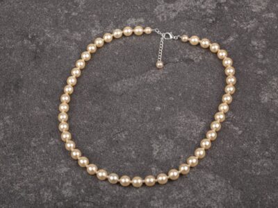 Naszyjnik damski ze średnich okrągłych pereł 8 mm w kolorze ecru Beige Symphony - obrazek 3