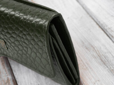 Zielony, średni portfel damski skórzany z wzorem imitującym skórę krokodyla - obrazek 7