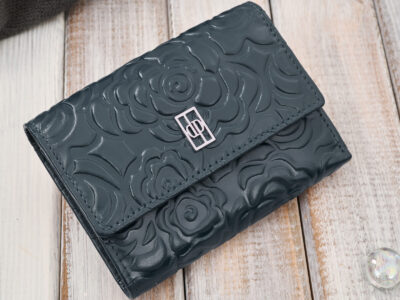 Granatowy, średni portfel damski skórzany z wzorem w tłoczone kwiaty RFID - obrazek 6