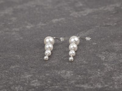 Kolczyki damskie z wiszącymi białymi perłami Preciosa Elegance White - obrazek 3