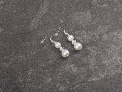 Kolczyki damskie wiszące z białymi perłami i błyszczącym krążkiem Classic White - obrazek 4