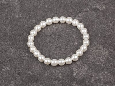 Elastyczna bransoletka damska z białych pereł Preciosa na gumce Classic White - obrazek 3