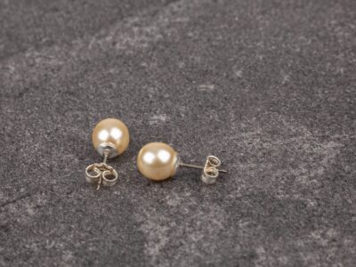 Kolczyki damskie na sztyfcie z pojedynczymi perłami 8 mm w kolorze ecru Beige Symphony - obrazek 3