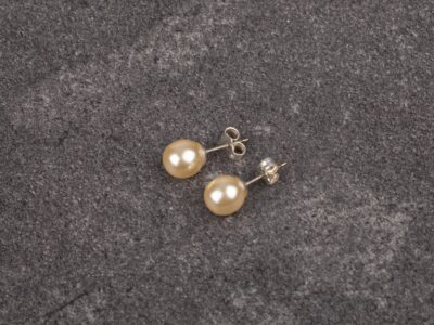 Kolczyki damskie na sztyfcie z pojedynczymi perłami 8 mm w kolorze ecru Beige Symphony - obrazek 4