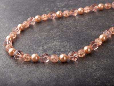 Preciosa Rosé Shine – kobiecy naszyjnik łososiowy z perłami, kryształami i kamykami crackle - obrazek 3