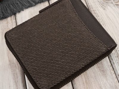 Ciemnobrązowy, pojemny portfel męski zapinany dookoła na zamek błyskawiczny RFID - obrazek 3