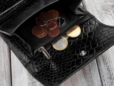 Czarny, średni portfel damski skórzany z wzorem imitującym skórę krokodyla - obrazek 4