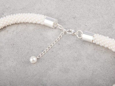 Ręcznie pleciony, elegancki naszynik damski z białymi perłami Pearl Whisper - obrazek 5