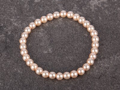 Delikatna bransoletka damska z pereł Preciosa w kolorze ecru na gumce Eterna Beige - obrazek 3