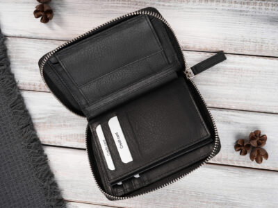 Pionowy, czarny portfel męski zapinany na zamek błyskawiczny, z canvasu i skóry - obrazek 6