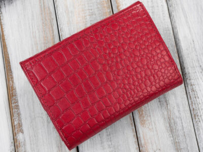 Czerwony, średni portfel damski skórzany z wzorem imitującym skórę krokodyla - obrazek 8