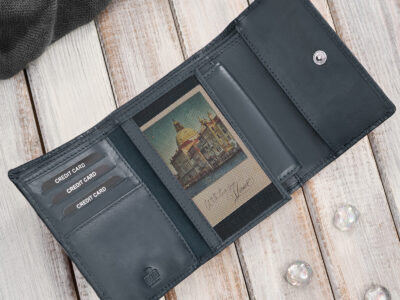 Granatowy, średni portfel damski skórzany z wzorem w tłoczone kwiaty RFID - obrazek 2