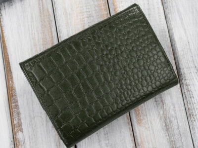 Zielony, średni portfel damski skórzany z wzorem imitującym skórę krokodyla - obrazek 8