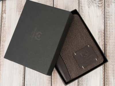 Pionowy, ciemnobrązowy portfel męski zapinany na zamek błyskawiczny, z canvasu i skóry - obrazek 11