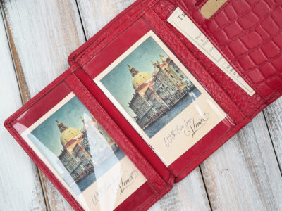 Czerwony, średni portfel damski skórzany z wzorem imitującym skórę krokodyla - obrazek 3