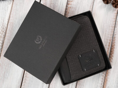 Pionowy, czarny portfel męski zapinany na zamek błyskawiczny, z canvasu i skóry - obrazek 11