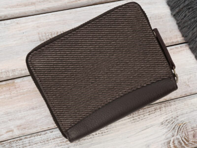 Pionowy, ciemnobrązowy portfel męski zapinany na zamek błyskawiczny, z canvasu i skóry - obrazek 3