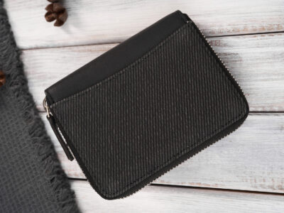 Pionowy, czarny portfel męski zapinany na zamek błyskawiczny, z canvasu i skóry - obrazek 3