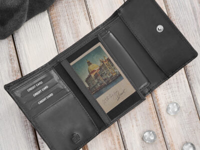 Czarny, średni portfel damski skórzany z wzorem w tłoczone kwiaty RFID - obrazek 2