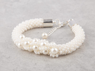 Elegancka, pleciona ręcznie bransoletka damska z białych pereł Pearl Whisper - obrazek 3
