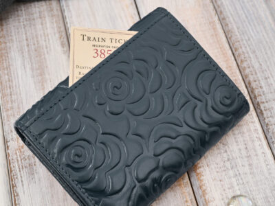 Granatowy, średni portfel damski skórzany z wzorem w tłoczone kwiaty RFID - obrazek 7