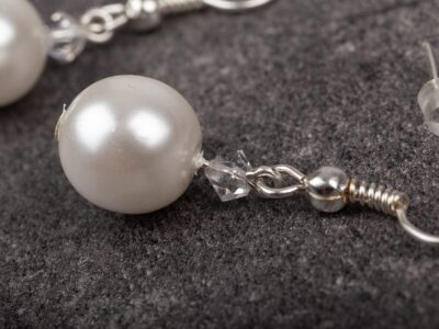 Kolczyki damskie wiszące z białymi perełkami i kryształkiem Preciosa Classic White - obrazek 2