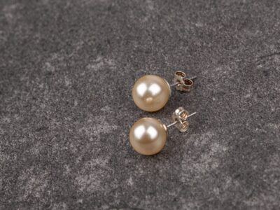 Kolczyki damskie na sztyfcie z pojedynczymi perłami 10 mm w kolorze ecru Beige Symphony - obrazek 3