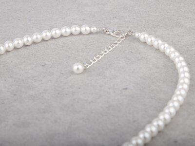 Naszyjnik z białymi perłami i wisiorkiem z kuleczką z cyrkoniami Cyria Pearl White - obrazek 4