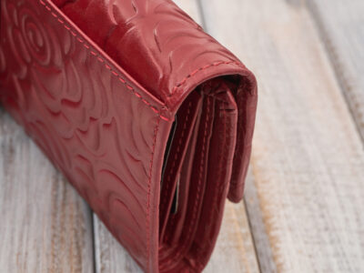Czerwony, średni portfel damski skórzany z wzorem w tłoczone kwiaty RFID - obrazek 8
