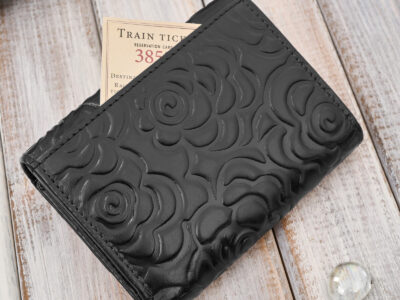 Czarny, średni portfel damski skórzany z wzorem w tłoczone kwiaty RFID - obrazek 6