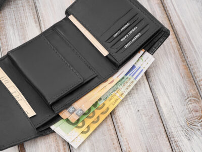 Czarny, średni portfel damski skórzany z wzorem w tłoczone kwiaty RFID - obrazek 4