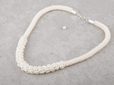 Ręcznie pleciony, elegancki naszynik damski z białymi perłami Pearl Whisper - obrazek 2