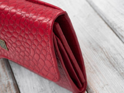 Czerwony, średni portfel damski skórzany z wzorem imitującym skórę krokodyla - obrazek 7