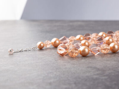 Preciosa Rosé Shine – kobiecy naszyjnik łososiowy z perłami, kryształami i kamykami crackle - obrazek 5