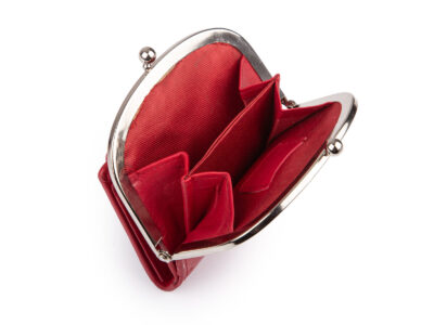 Czerwona, skórzana, portmonetka damska zapinana na klasyczny metalowy bigiel RFID - obrazek 6