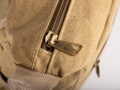 Duża beżowa torba męska na ramię A4 w stylu vintage z kieszenią na laptopa 16" - obrazek 7
