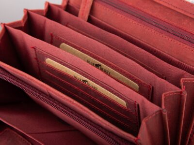 Poziomy portfel damski czerwony z zamszowej skóry naturalnej z tłoczeniem w kwiaty - obrazek 5