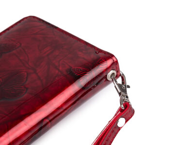 Duży czerwony portfel damski lakierowany w motylki zapinany dookoła na suwak z paskiem na rękę - obrazek 3