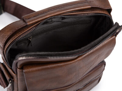 Średniej wielkości torba męska na ramię typu listonoszka w kolorze ciemnobrązowym - obrazek 5