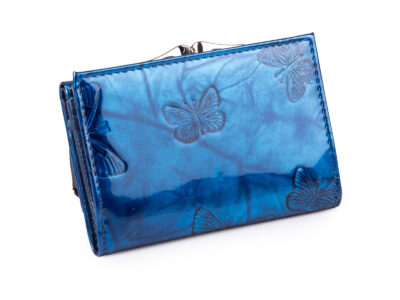 Lakierowany, średni portfel damski niebieski w motylki, zapinany na bigiel - obrazek 2
